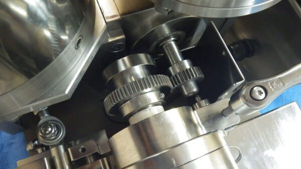 A close up of a Skin Splitter with gears and gears.